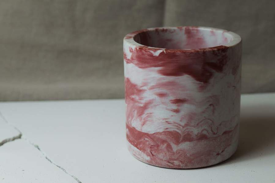 Photo d'un cache pot d'intérieur marbré rose en béton fabriqué à la main en France par la Fabrik.