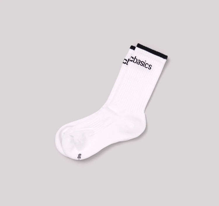 Photo sur fond blanc de chaussettes à bandes noires et blanches en coton bio.