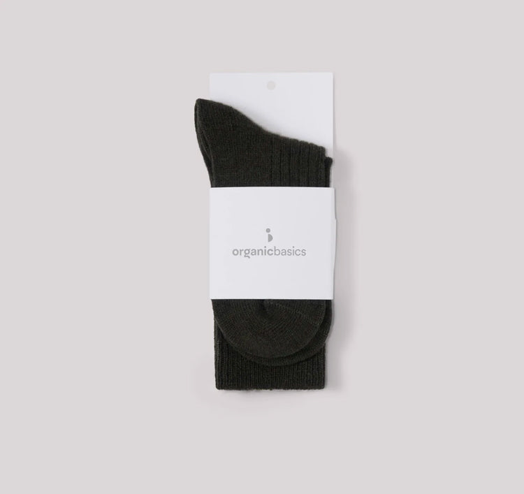 Photo portée de chaussettes en laine epaisse vert foncé de la marque organic basics.