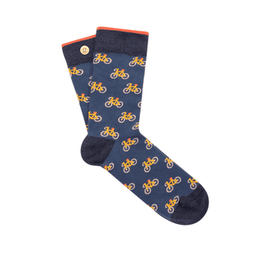 Photo sur fond blanc de chaussettes originales homme avec des vélos et en coton bio de la marque cabaia.