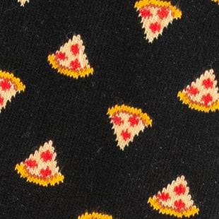 Zoom des chaussettes originales homme avec des morceaux de pizzas sur fond noir.