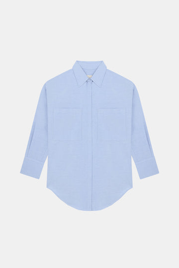 Photo sur fond blanc d'une chemise ample mixte bleu ciel en coton bio et fabriquée en Roumanie de la marque Noyoco.