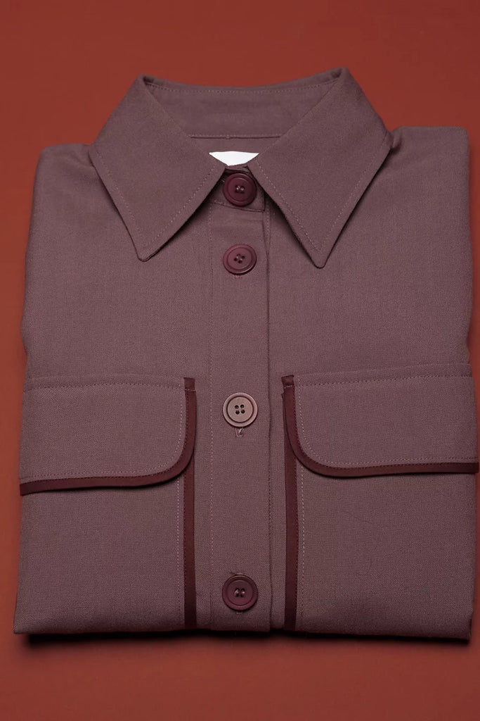 Photo d'une chemise manches longues pour femme prune en laine upcyclée et fabriquée en France.