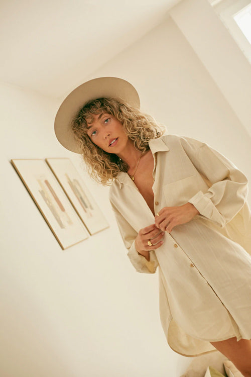 Photo d'un mannequin portant une chemise oversize pour femme couleur écru en lyocell et fabriquée au Portugal.