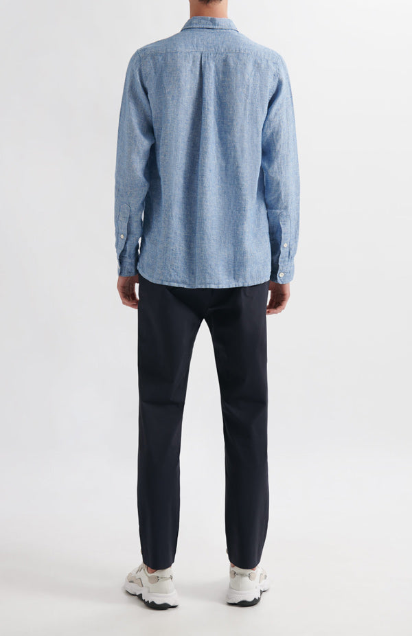 Photo d'un mannequin de dos portant une chemise rayée pour homme bleue en lin et fabriquée en Espagne.