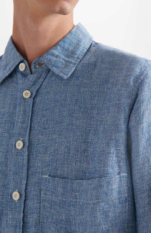 Photo zoomée d'une chemise rayée pour homme bleue en lin et fabriquée en Espagne.