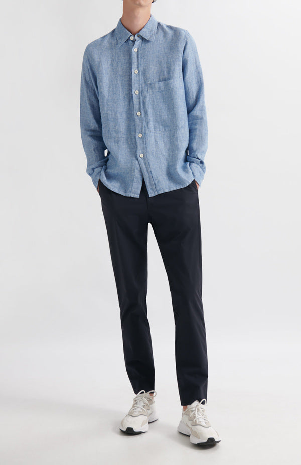 Photo d'un mannequin portant une chemise rayée pour homme bleue en lin et fabriquée en Espagne.