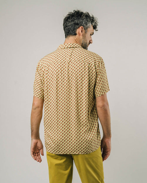 Photo d'un mannequin de dos portant une chemisette imprimée glaces sur fond jaune en viscose EcoVero et fabriquée au Portugal de Brava Fabrics.