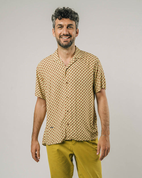 Photo d'un mannequin portant une chemisette imprimée glaces sur fond jaune en viscose EcoVero et fabriquée au Portugal de Brava Fabrics.