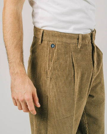 Pantalon velours côtelé homme. Coupe droite. 2 poches à l'avant. 2 poches plaquées à l'arrière. Fabriqué au Portugal.