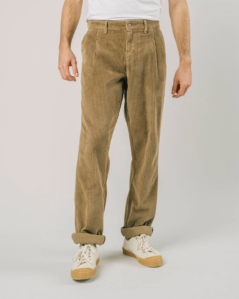 Pantalon velours côtelé homme. Coupe droite. 2 poches à l'avant. 2 poches plaquées à l'arrière. Fabriqué au Portugal.