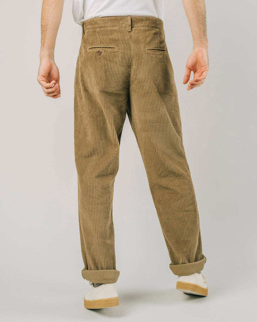 Pantalon velours côtelé homme. Coupe droite. 2 poches à l'avant. 2 poches plaquées à l'arrière. Fabriqué au Portugal.