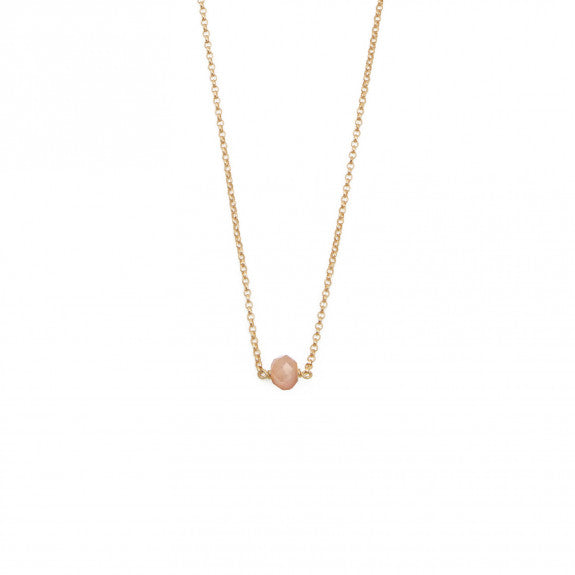 Photo sur fond blanc d'un collier fin doré avec une pierre de soleil rose et fabriqué en France.