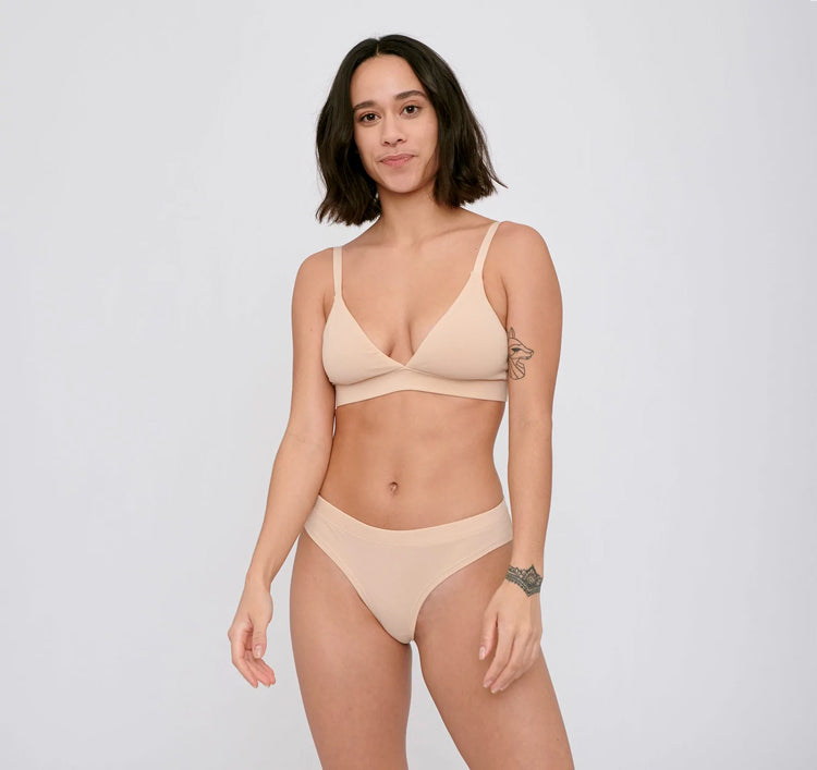 Photo d'un mannequin portant une culotte en coton bio beige de la marque organic basics.