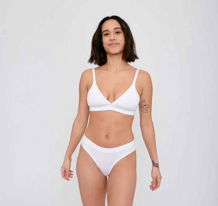 Photo d'un mannequin portant une culotte en coton bio blanc de la marque organic basics.