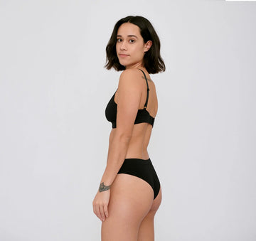 Photo d'un mannequin portant une culotte en coton bio noire de la marque organic basics.