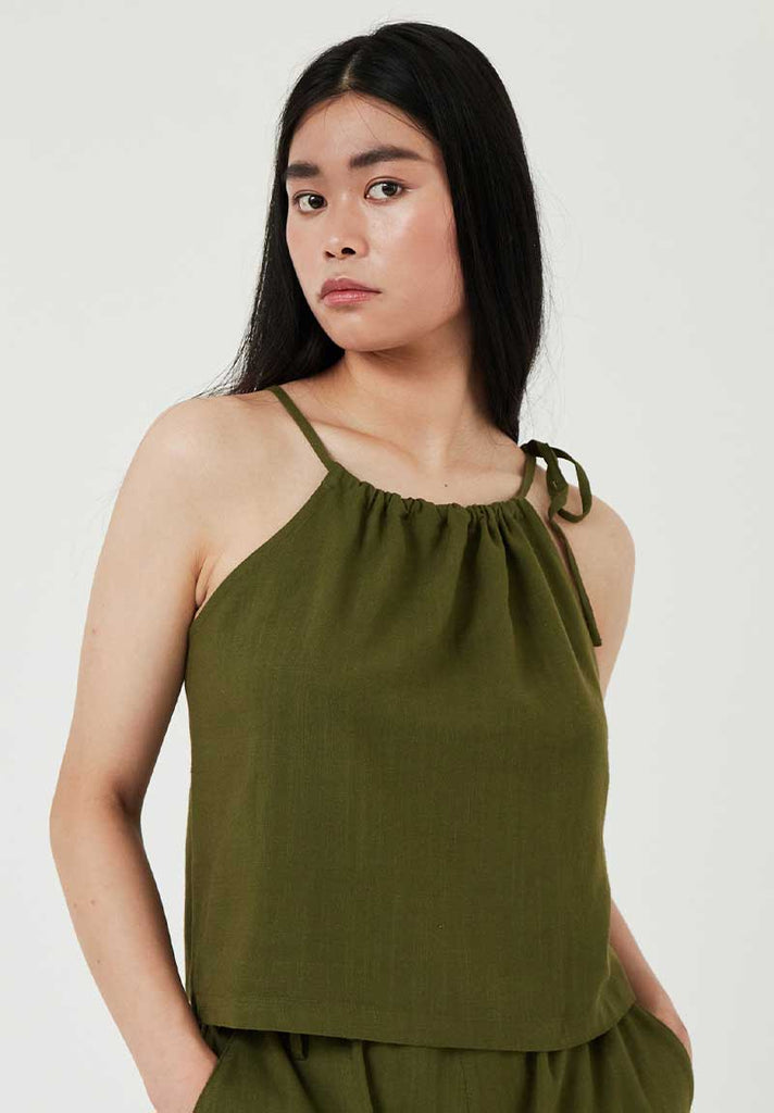 mannequin portant un débardeur vert fine bretelle de la marque AMT