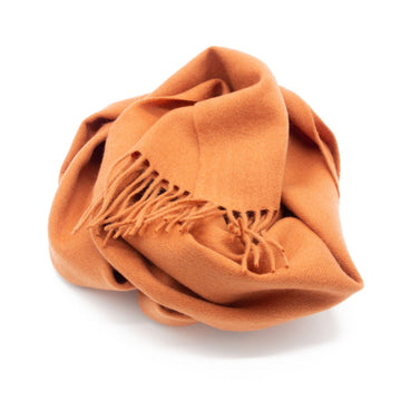 Photo d'une écharpe en laine avec des franges de couleur abricot.