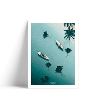 Illustration de surfeuses avec des raies dans l'océan sur du papier certifié FSC et imprimée en France.
