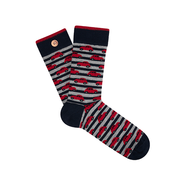 Chaussettes avec voitures rouge sur fond à rayure grise et bleu marine