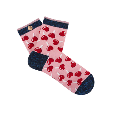 Chaussettes roses avec des sucettes coeur rouge