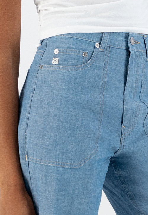 Photo zoomée sur les poche de devant d'un jean flare taille haute couleur bleu ciel en coton upcyclé et fabriqué en Tunisie.