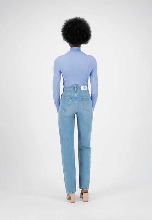 Photo d'un mannequin de dos portant un jean jambes larges couleur bleu ciel en coton bio et recyclé et fabriqué en Tunisie.