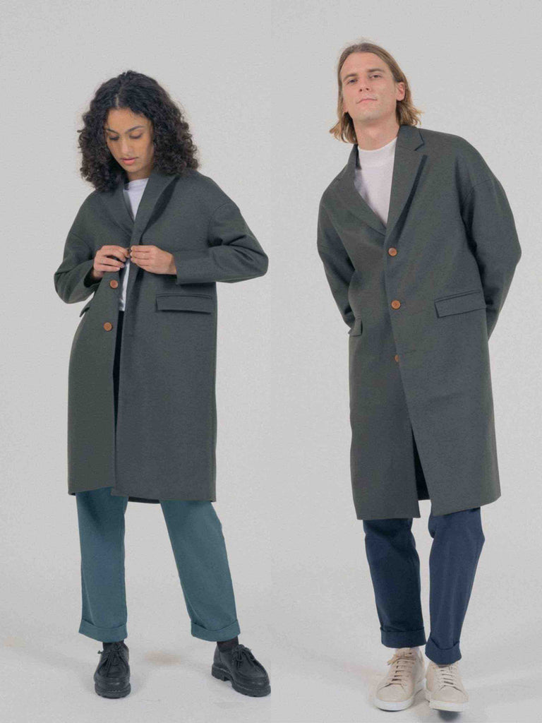 Un homme et une femme portent un manteau long oversize kaki de la marque Noyoco.