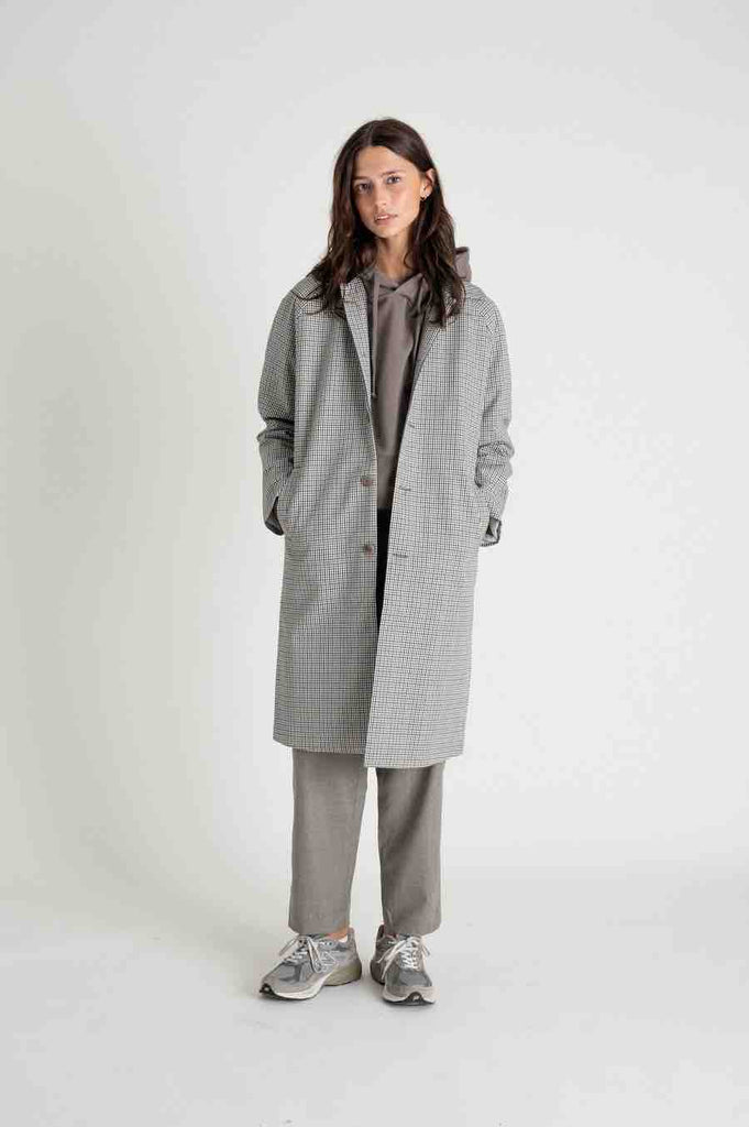 Photo d'un mannequin portant un manteau mi saison mixte à carreaux en coton bio de chez Noyoco.