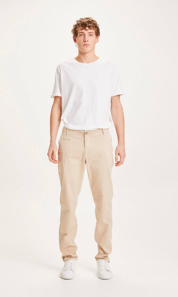 Photo d'un mannequin portant un pantalon chino droit pour homme beige en coton bio de la marque knowledge cotton apparel.