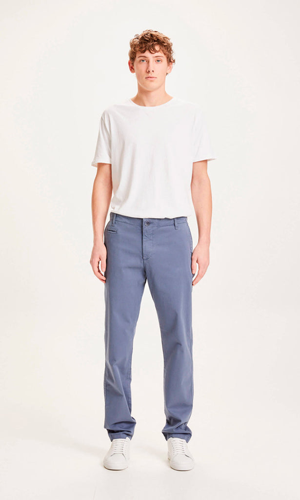 Photo d'un mannequin portant un pantalon chino droit pour homme bleu gris en coton bio de la marque knowledge cotton apparel.