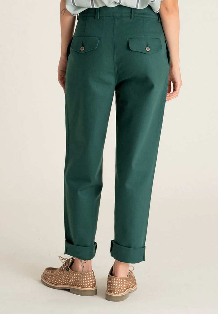 photo d'un mannequin portant un pantalon vert de la marque noyoco 