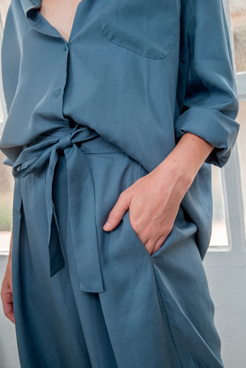 Photo zoomée d'un mannequin portant un pantalon large fluide femme bleu en lyocell fabriqué au Portugal.