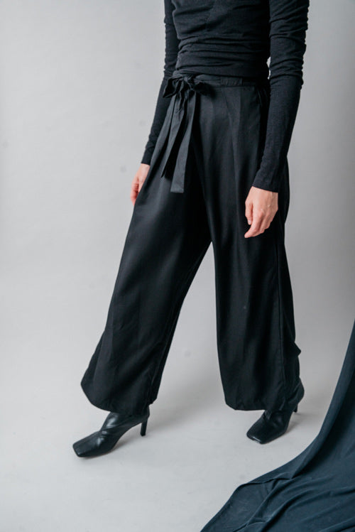 Photo d'un mannequin portant un pantalon large fluide femme noir en lyocell fabriqué au Portugal.