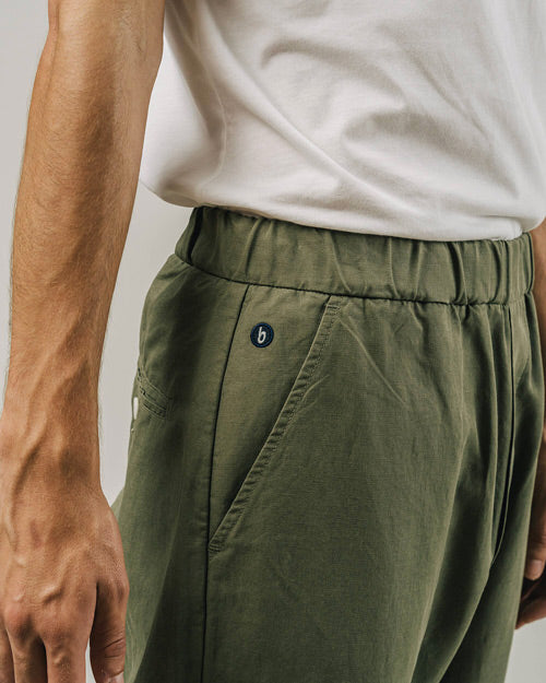 Photo zoomée d'un mannequin portant un pantalon oversize pour homme en kaki en coton bio et lin fabriqué au Portugal de Brava Fabrics.
