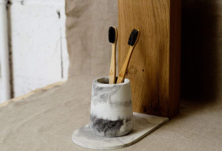 Photo d'un porte brosse à dent original effet marbré gris en béton fabriqué à la main en France par La Fabrik.