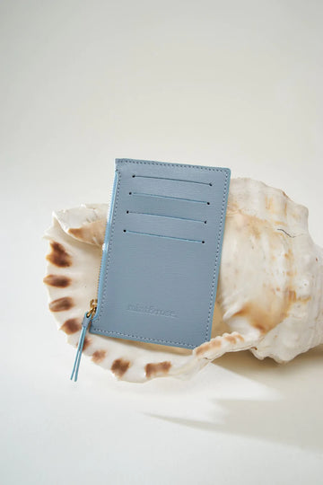 Porte-carte minimaliste pour femme, en plusieurs coloris. Dimensions : 7 x 10 cm 100% Cuir. Fabriqué en Espagne.