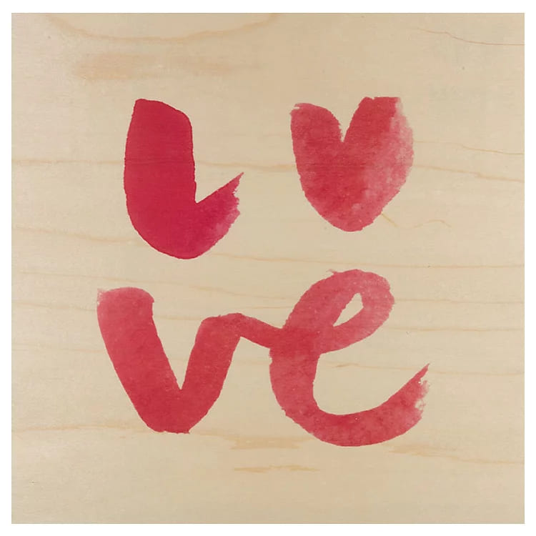 Photo d'un poster en bois d'érable de la marque woodhi avec l'inscription love. 