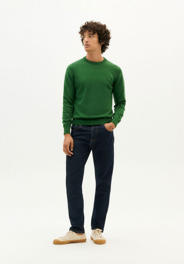 Photo zoomée d'un mannequin portant un pull col rond vert pour homme en coton bio et coton recyclé fabriqué en Espagne.