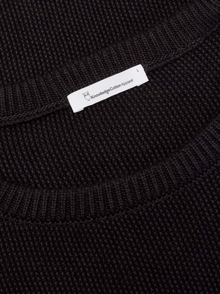 Photo zoomée  d'un pull en coton bio pour homme de couleur noir de la marque knowledge cotton apparel.