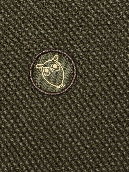 Photo de logo d'un pull en coton bio pour homme couleur vert sapin de la marque knowledge cotton apparel.
