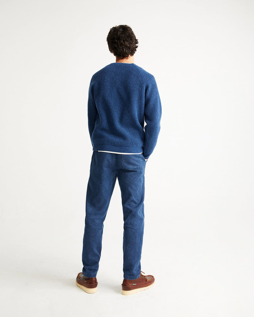 Photo d'un mannequin de dos portant un pull en laine bleu fabriqué en Espagne.