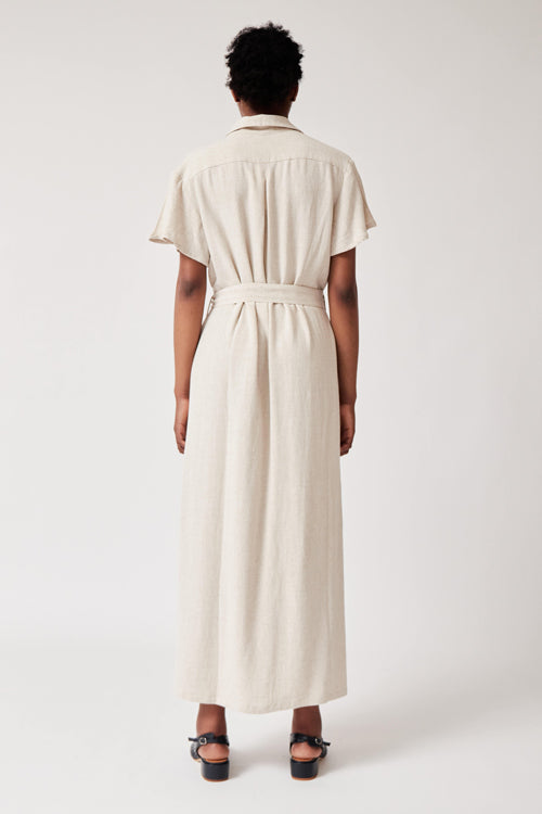 Photo d'un mannequin de dos portant une robe chemise ceinturée couleur crème en rayonne et lin et fabriquée en Espagne.