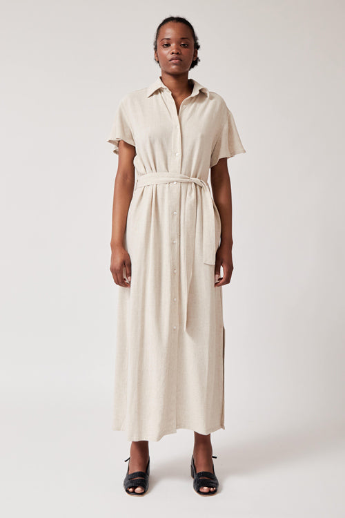 Photo d'un mannequin portant une robe chemise ceinturée couleur crème en rayonne et lin et fabriquée en Espagne.