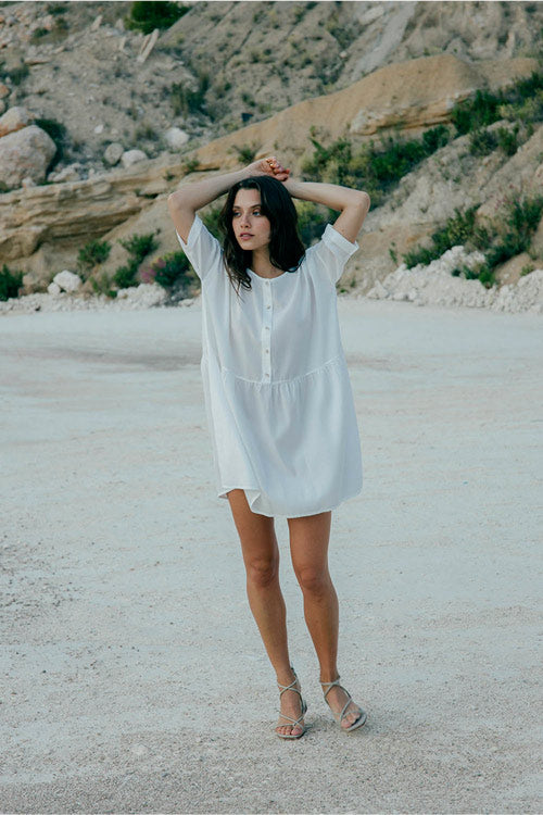Photo d'un mannequin portant une robe en lyocell blanche fabriquée en Espagne.