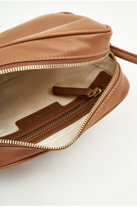 Photo sur fond blanc de l'intérieur d'un sac à bandoulière camel en cuir de la marque Mint and Rose.