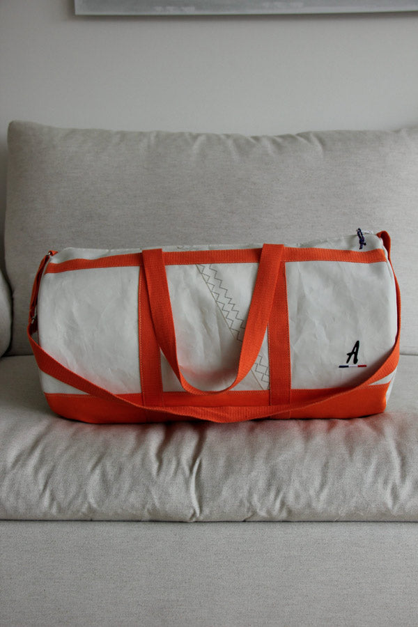 Photo d'un sac en voile de bateau recyclée orange fabriqué en France.