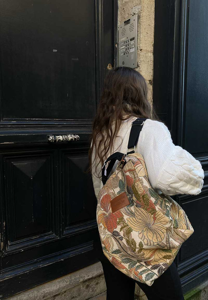 femme portant un sac à dos minimaliste nouvelle boucle