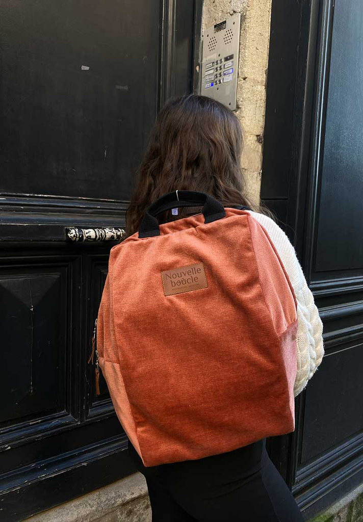 femme portant un sac à dos minimaliste nouvelle boucle