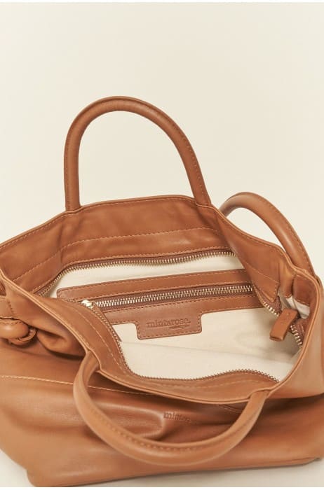 Photo de l'intérieur d'un sac rectangulaire à bandoulière couleur camel avec pochette zippée à l'intérieur de la marque Mint and Rose.